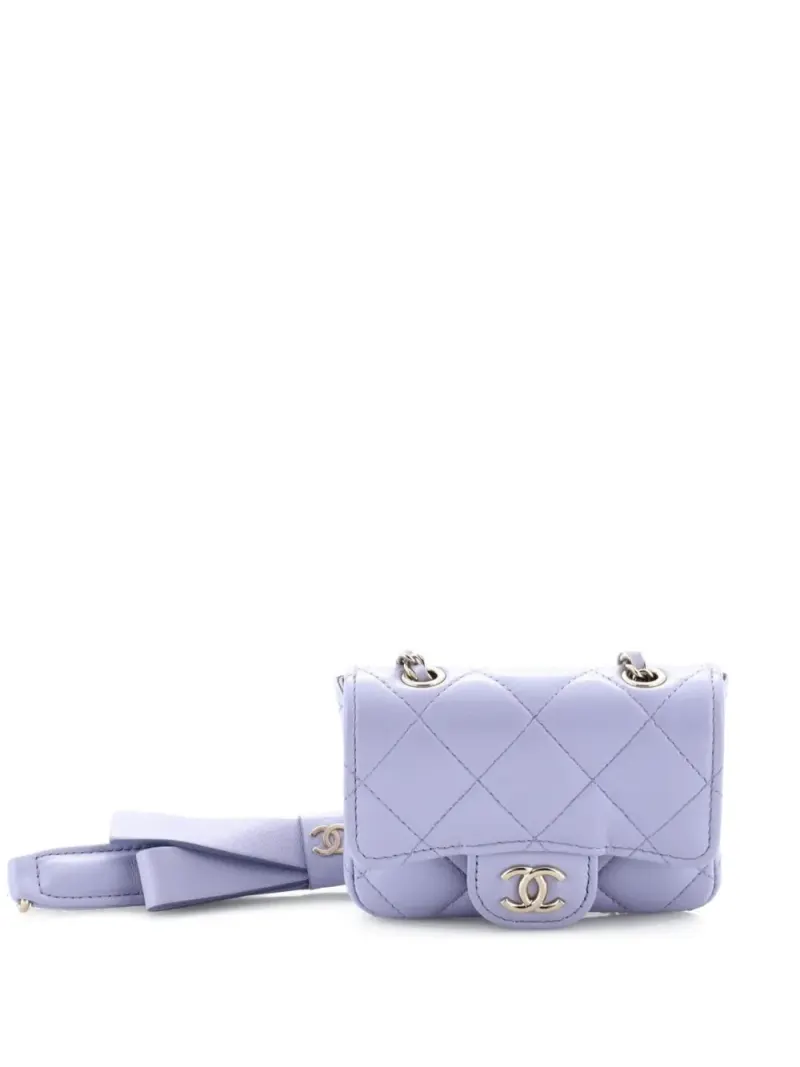 Chanel Mini Bow Strap Classic Flap Clutch aus Lammleder mit Steppung und Kettenriemen Mini in Violett Lammleder-Leder