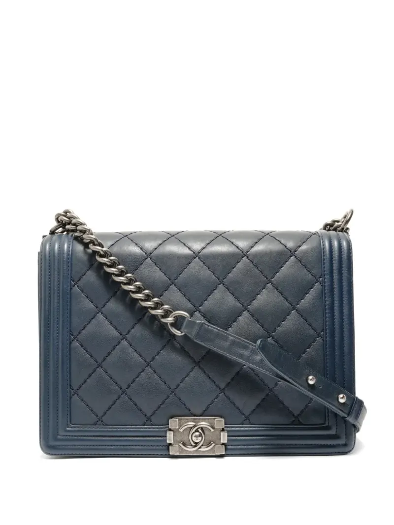 Chanel Boy quilted shoulder bag in Blau – Pre-owned Taschen