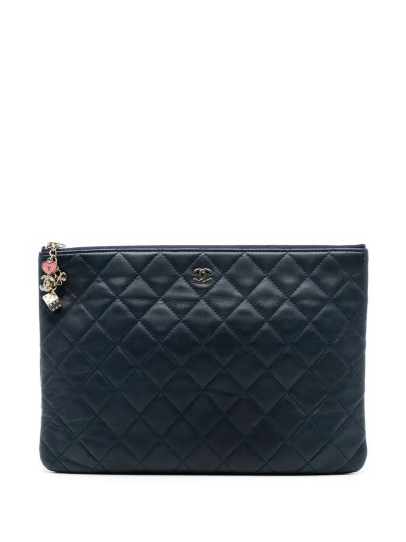Chanel 2016-2017 mittelgroße Casino Charms O Case Clutch aus Lammleder mit Steppung in Blau Lammleder-Leder