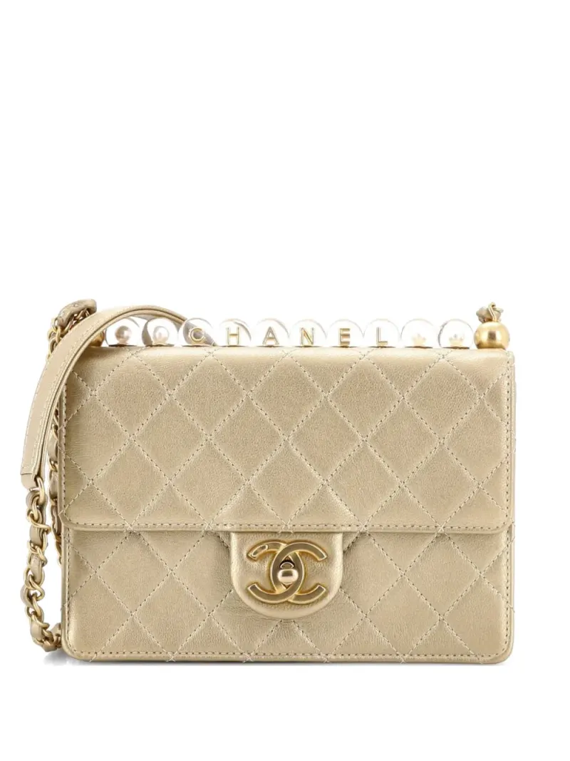 Chanel Kleine Chic Pearls Flap Schultertasche aus gestepptem Ziegenleder mit Acrylperlen in Gold
