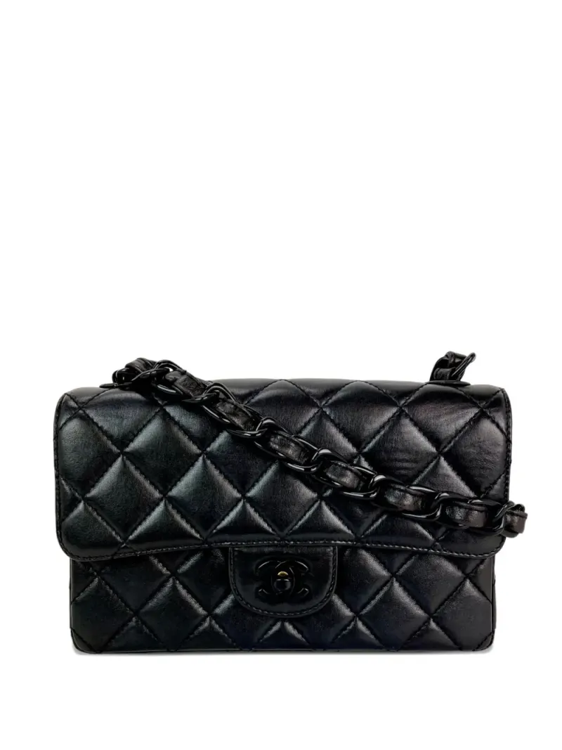 Chanel Kleine Classic Flap Schultertasche mit gestepptem Kettenriemen in Schwarz