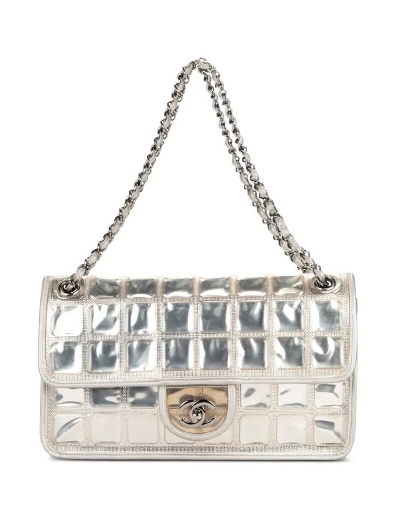 Chanel Gesteppte Schultertasche in Grau