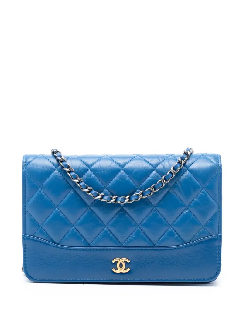 Chanel 2018-2019 gestepptes Gabrielle Portemonnaie aus gealtertem Kalbsleder mit Kettenriemen in Blau Kalbsleder-Leder