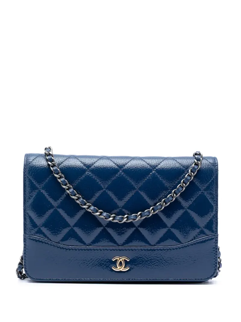 Chanel 2018 gestepptes Gabrielle Umhängetasche aus Lackleder und gealtertem Kalbsleder mit Kettenriemen in Blau Kalbsleder-Leder
