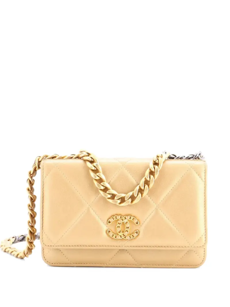 Chanel 2019 gestepptes Portemonnaie mit Kettenriemen 19cm in Gold