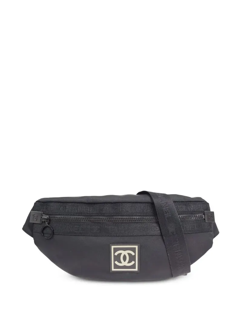 Chanel 2002 Gürteltasche mit Logo-Patch in Schwarz