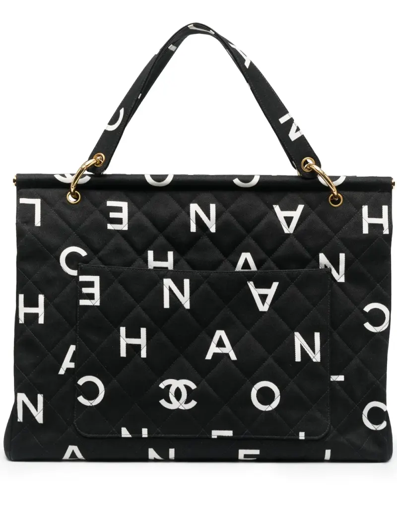 Chanel 1996-1997 Handtasche mit Logo-Print in Schwarz