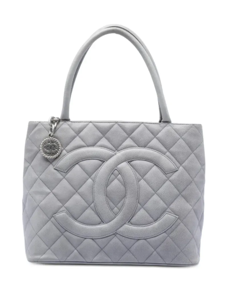 Chanel Medallion in Grau – Pre-owned Taschen