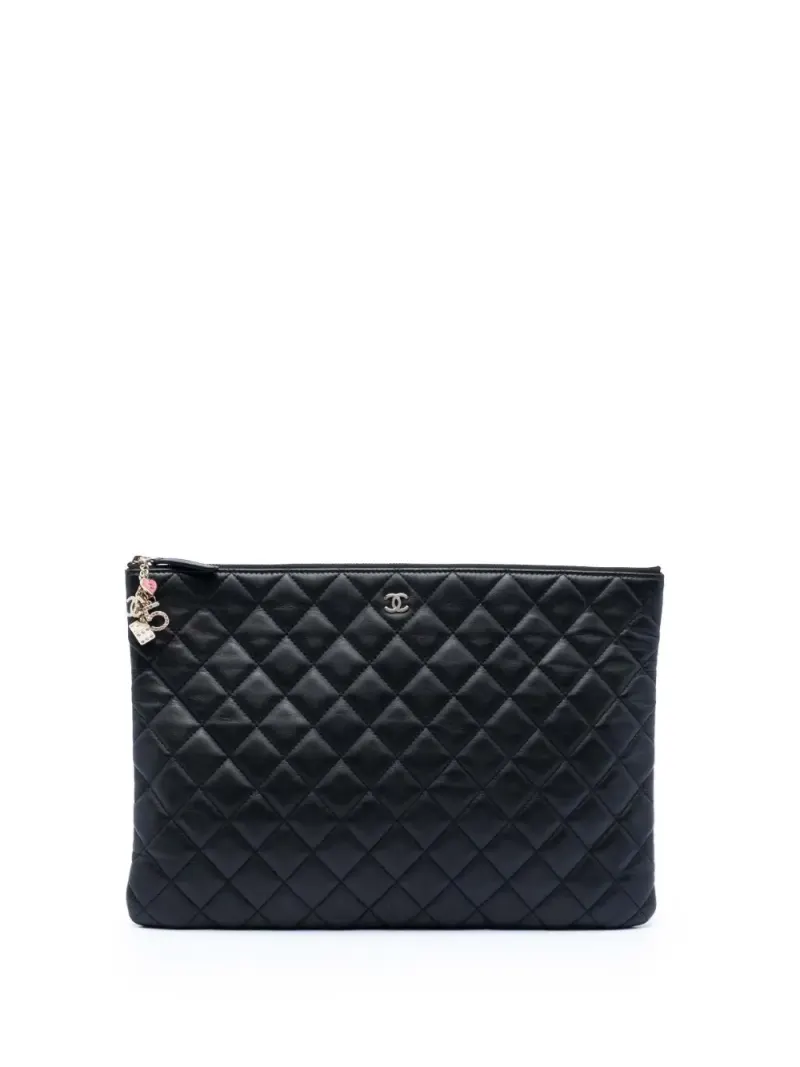 Chanel 2016-2017 große O Case Clutch aus gestepptem Lammleder mit Casino-Anhänger in Schwarz Lammleder-Leder