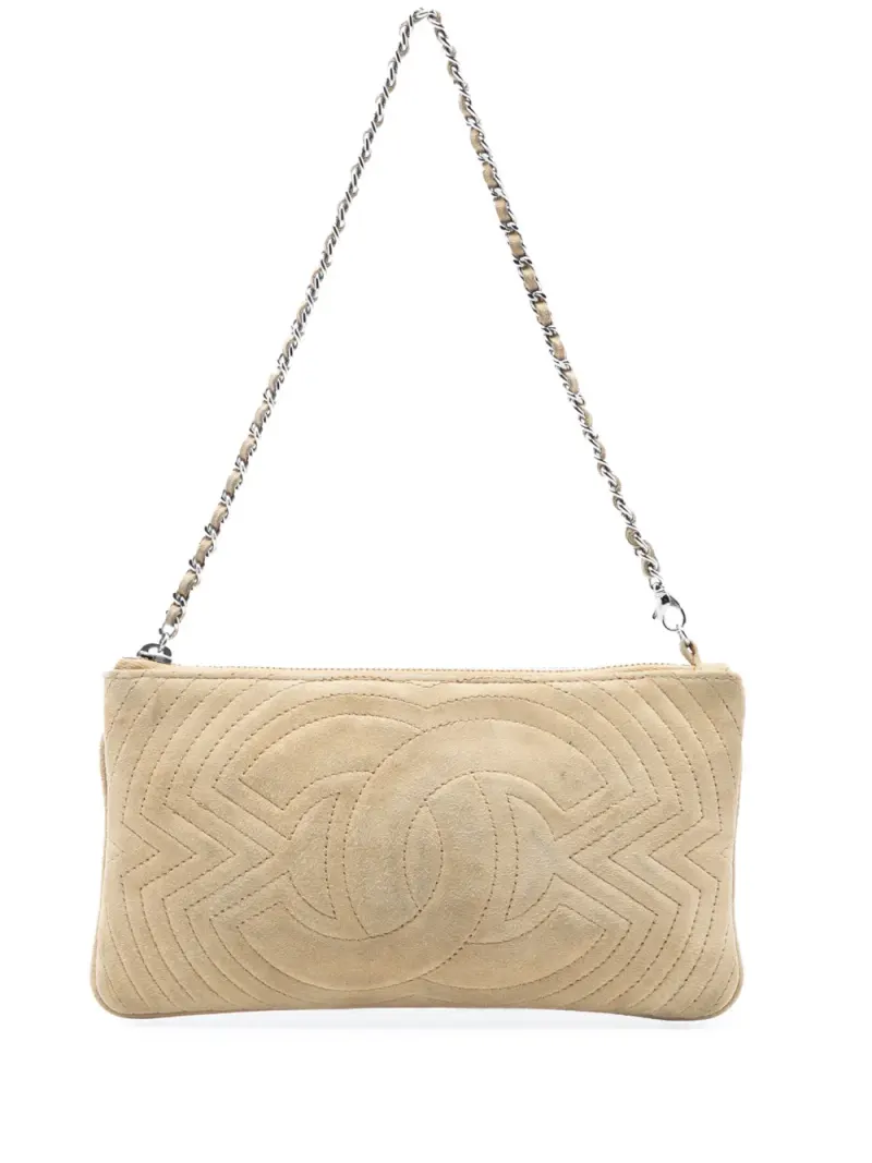 Chanel 2004-2005 Pochette Schultertasche aus Wildleder mit CC-Steppung in Nude Wildleder-Leder