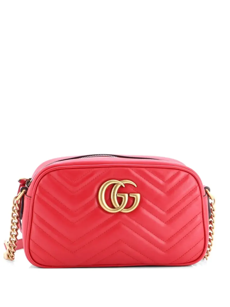 Gucci Kleine GG Marmont Schultertasche aus Leder mit Matelassé-Effekt in Rot Matelassé-Leder